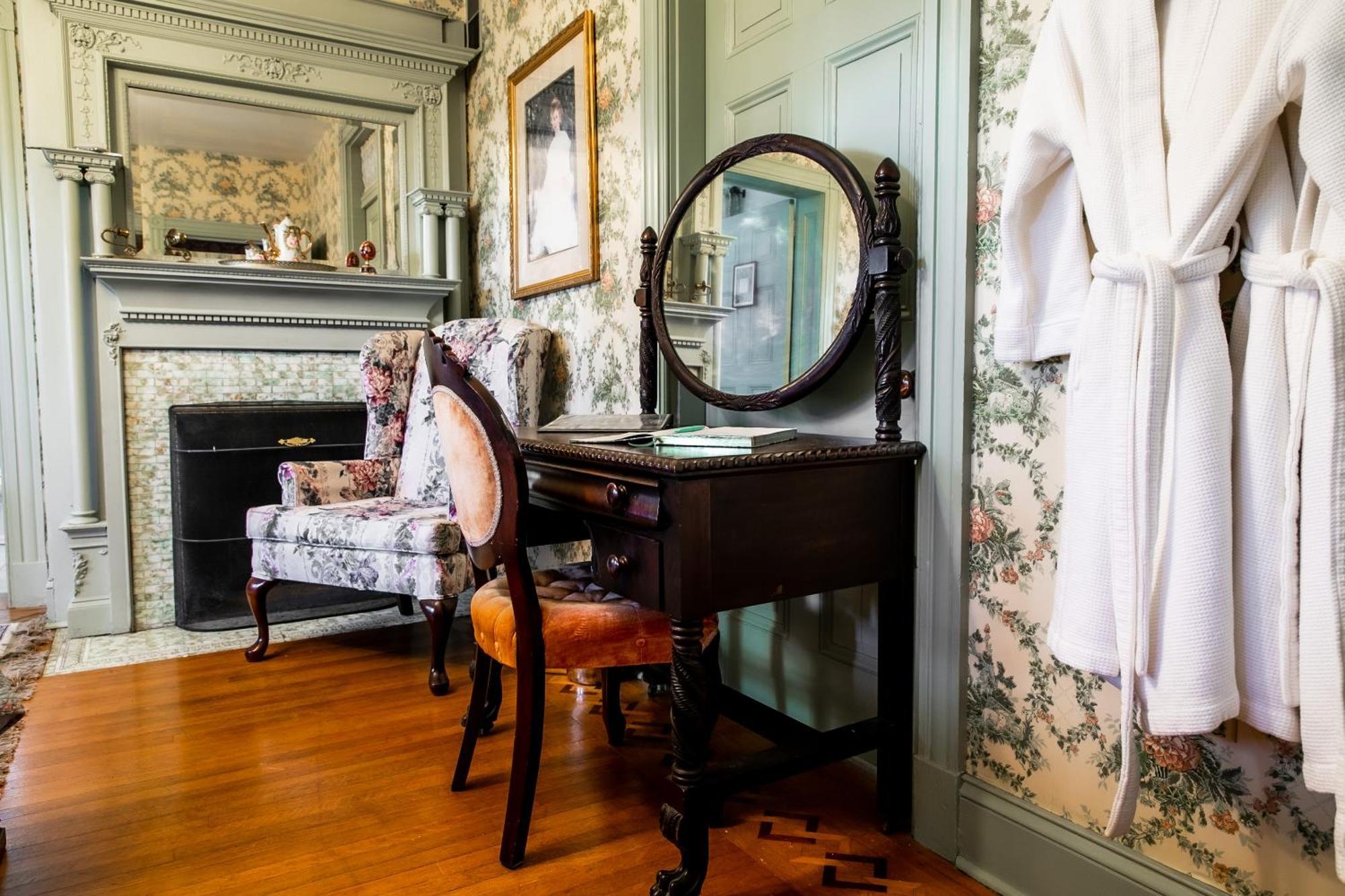 The Emig Mansion Bed & Breakfast York Room photo